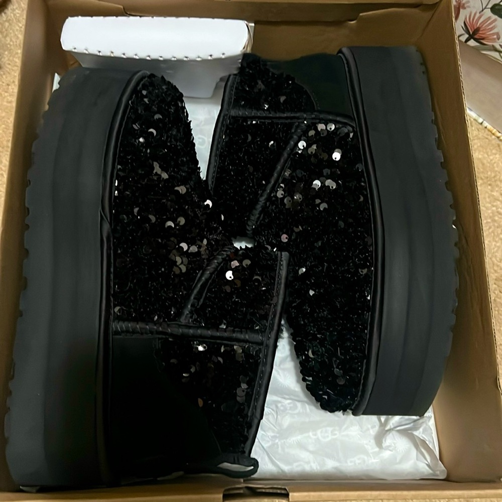 UGG Ultra Mini Chunky Sequin Size 8